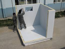 Técnicos instalando paneles aislantes de un cuarto frío
