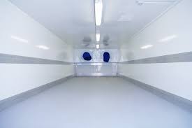Técnico revisando unidad evaporadora de un cuarto frío